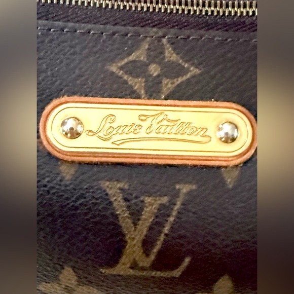 Louis Vuitton Eva 2-way Monogram Clutch/Crossbody
Comes w/ everything Almost new - Picture 5 of 16